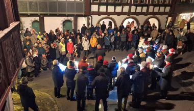 Festliche Stimmung im Städtli mit Gesang