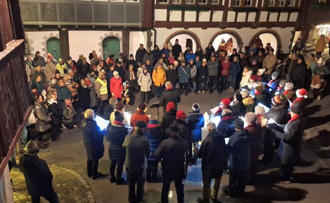 Festliche Stimmung im Städtli mit Gesang