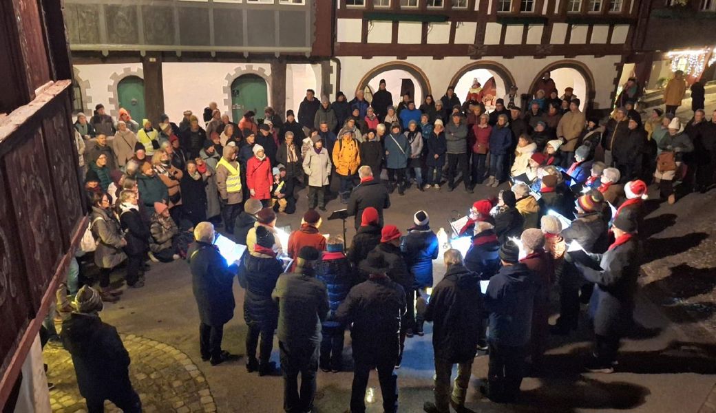 Festliche Stimmung im Städtli mit Gesang