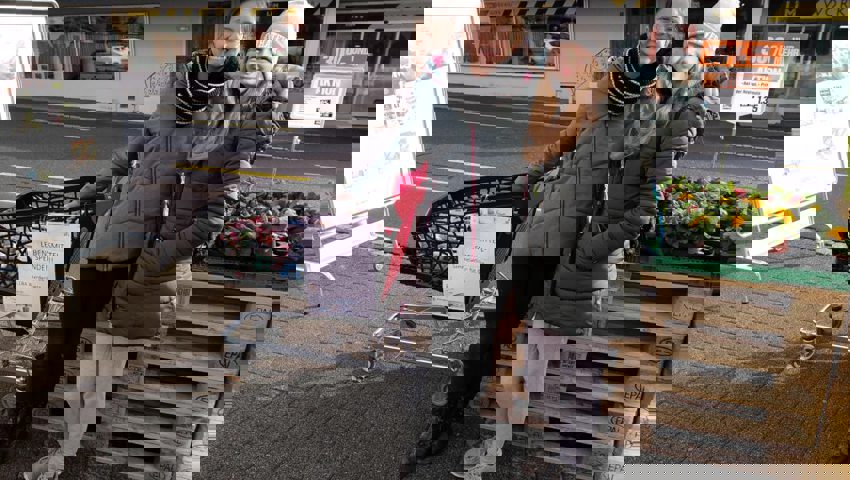  Auch Schülerinnen und Schüler halfen bei der Aktion mit.