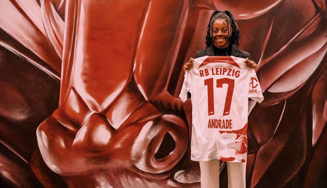 Posiert mit dem Trikot des neuen Arbeitgeber: Lydia Andrade läuft künftig für RB Leipzig auf.