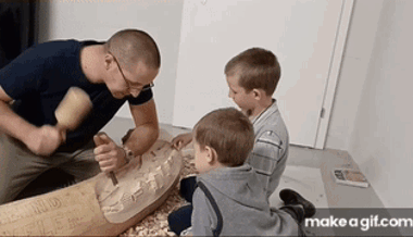 Schnitzerei aus einem Rhein-Schwemmholz