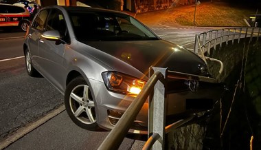Unfall: Metallzaun bewahrt Lenker vor Absturz