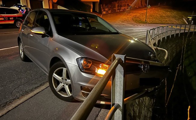 Unfall: Metallzaun bewahrt Lenker vor Absturz