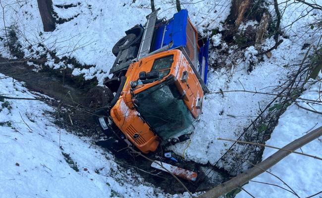 Salzwagen stürzt bei Selbstunfall in Bachbett
