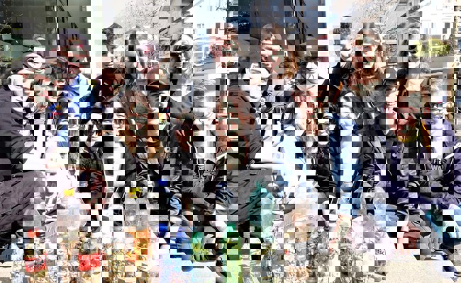 Jugendliche reinigten bei Firmvorbereitung Bahnhofstrasse von Zigarettenstummeln