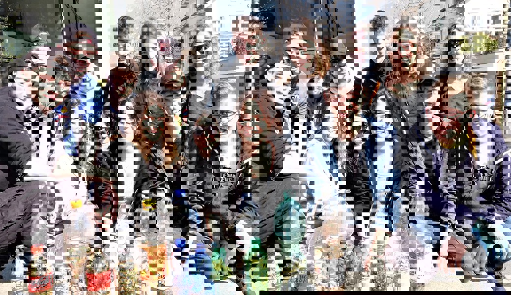  Die Firmanden präsentieren ihre Petflaschen mit den Zigarettenstummeln aus der Bahnhofstrasse. 