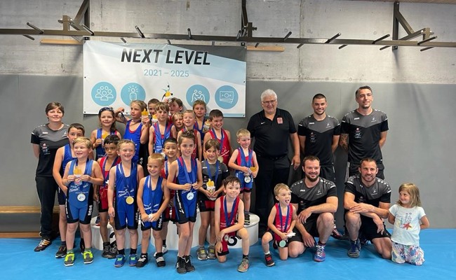 Die kleinsten Ringerinnen und Ringer massen sich auf der Matte