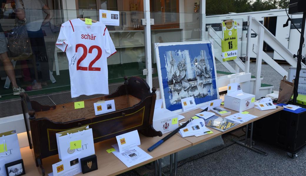 Blick auf den «Gabentisch» mit dem Bild von Rolf Knie und Odis Startnummer. Beide Objekte erzielten Rekordwerte.