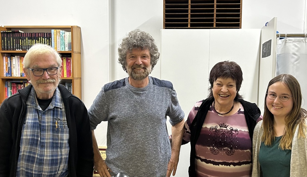 Der Vorstand des Vereins Biblio Sunneschy, mit dem Gastreferenten. Karl Blaas, This Isler, Heidi Gantenbein und Sabrina Göldi, die neu gewählte Kassierin. 