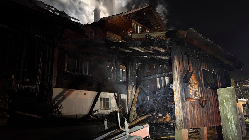 Der Holzschopf ist zerstört, das Haus nicht mehr bewohnbar.