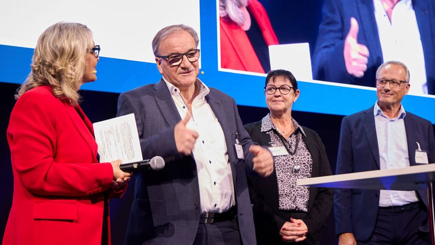 ei der Preisübergabe: Moderatorin Sonja Hasler, Peter Mattle, Romana Mattle, Roger Schläpfer und AGV-Präsident Klaus Brammertz (von links).