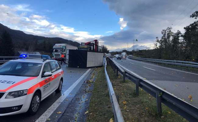 Starker Wind: Anhänger überschlug sich auf der Autobahn