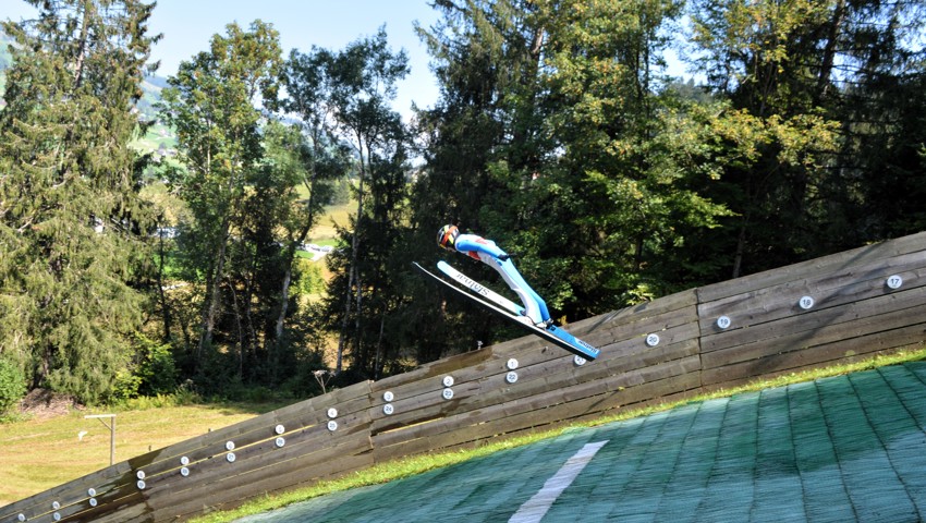 Ronny Dürr vom SC Gams springt und läuft im Obertoggenburg dreimal auf Platz zwei.