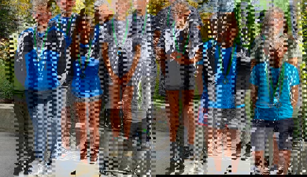  Die Flöser Silbermedaillengewinner in der 4x50-Meter Mixed-Freistil-Staffel: Julian Diez, Levente Nagypál, Emilia Mihálszki und Amir Zargartou. 