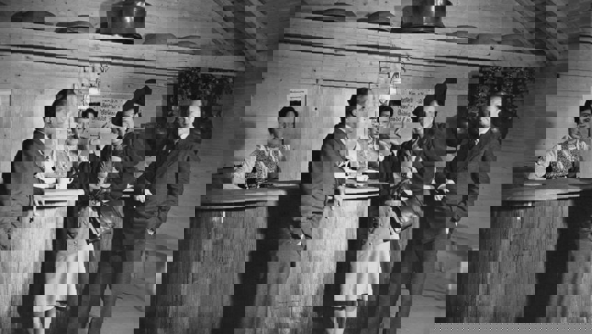 Bereits in den ersten Jahren (hier 1944) sind die Degustationsstände beliebte Treffpunkte der Messebesucher.