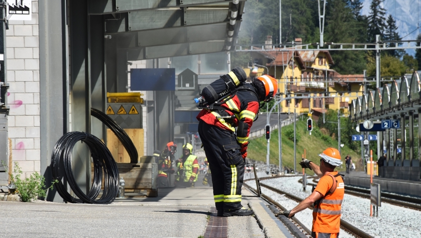 Beim Brand in der Sammelstelle beim Bahnhof Thusis waren Akkus von Bohrmaschinen im Spiel
