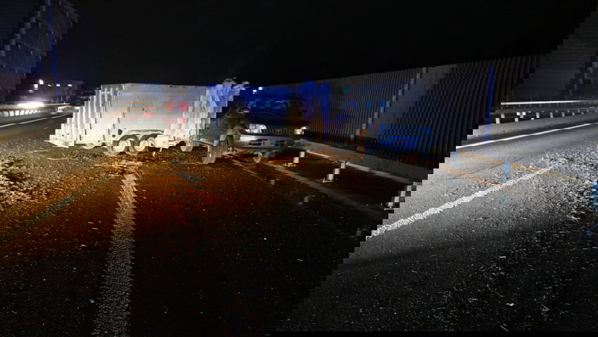  Der Anhänger stellte sich nach dem Kippen wieder auf. 