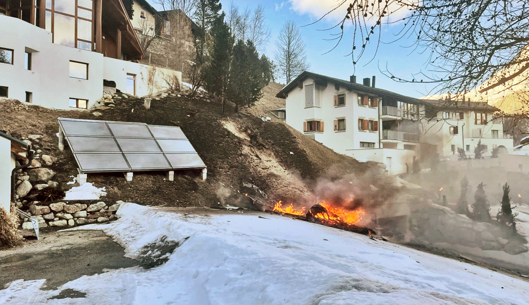 Motorflugzeug im Wohngebiet abgestürzt