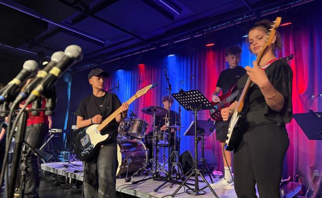 Laut, mutig und mit Vollgas: Schülerbands spielten im Fabriggli