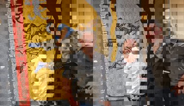 Raus dem Keller: Fahne findet ein neues Zuhause