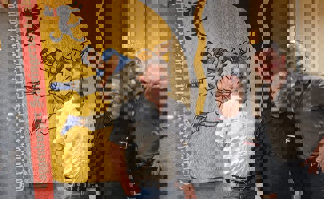 Raus dem Keller: Fahne findet ein neues Zuhause