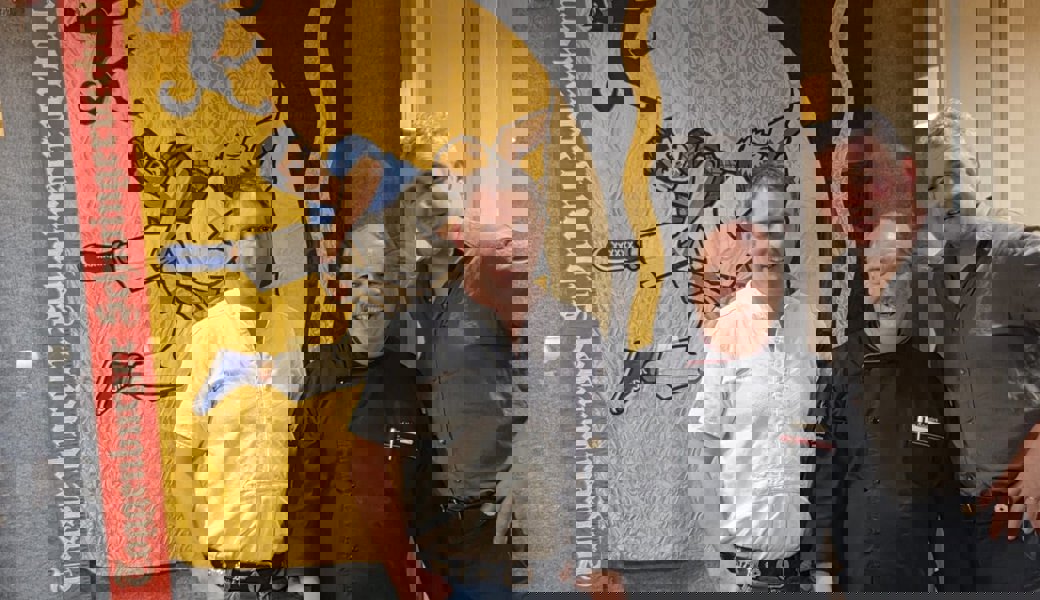 Raus dem Keller: Fahne findet ein neues Zuhause