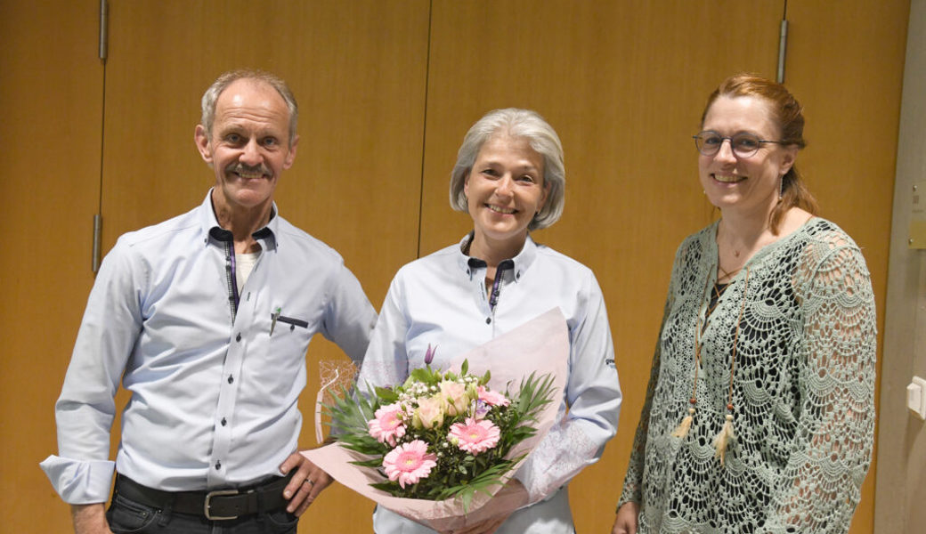  Der Präsident des Gewerbevereins, Rolf Hobi, verabschiedet Doris Baumann (Mitte) aus dem Vorstand und heisst Karin Gabathuler willkommen. 