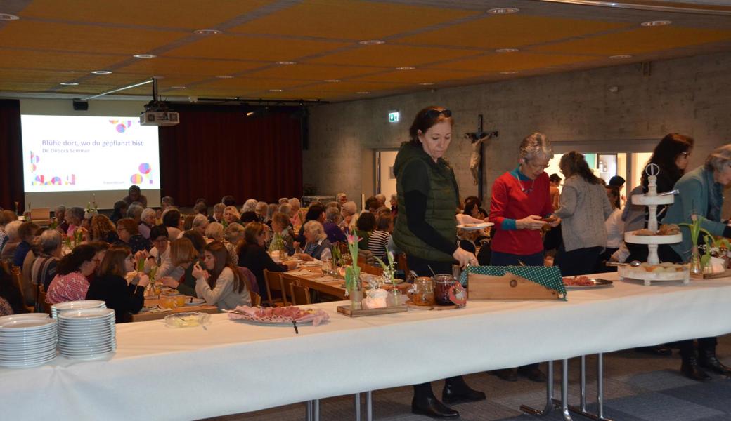 140 Frauen trafen sich zum zweiten Frauenfrühstück des Frauenforums und genossen sowohl das Buffet als auch das Referat.