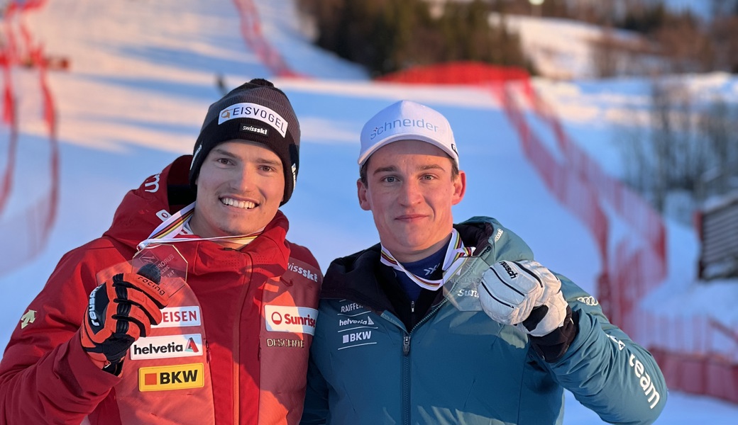 Zwei stolze und glückliche Unterwässler: Josua Mettler (links) und Marco Fischbacher gestern beim Posieren vor der Rennstrecke im norwegischen Narvik.