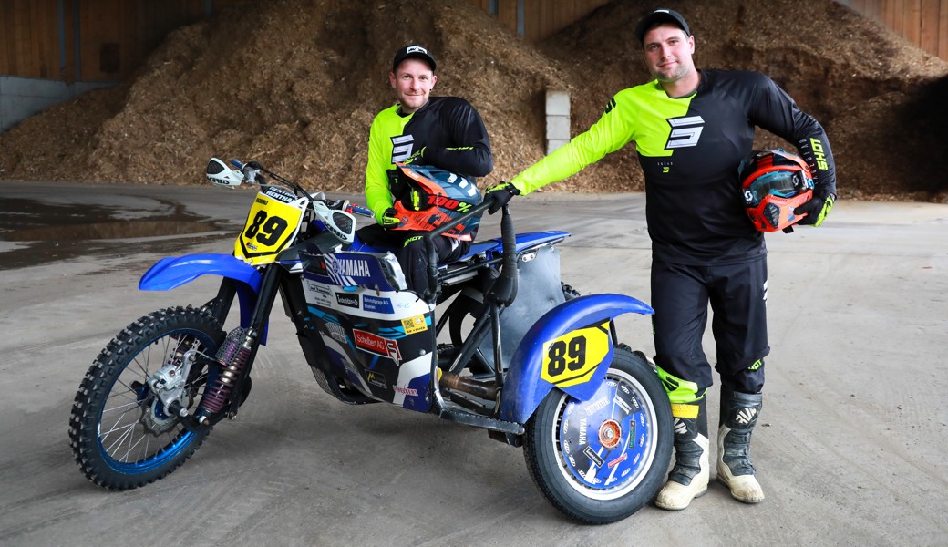 Feuer und Flamme für Seitenwagen-Motocross: Pilot Stefan Zurfluh (links) und Beifahrer Justin Hehli. 