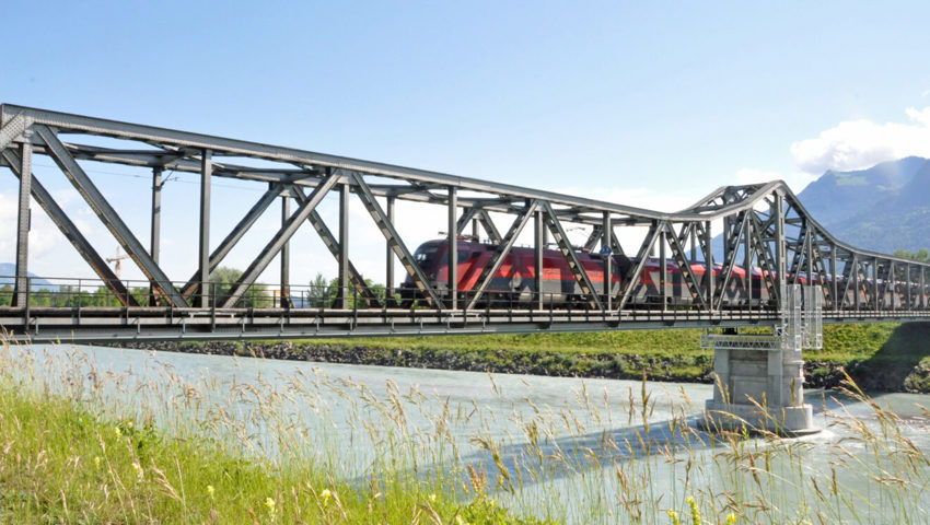  International bedeutende Bahnlinie für drei Länder: Brücke zwischen Buchs und Schaan . 