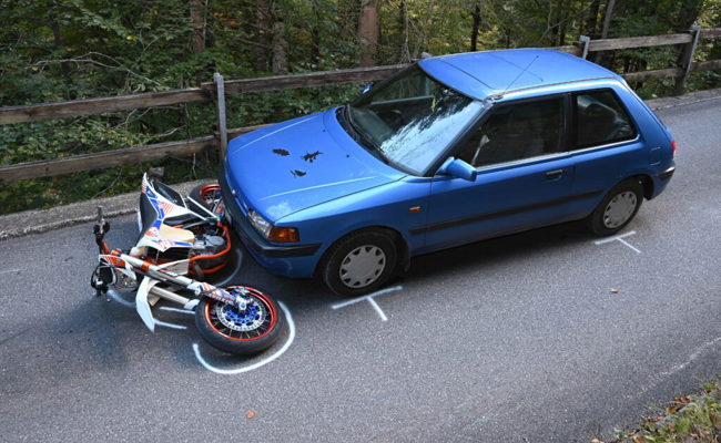 Vättis: 18-jährige Motorradfahrerin erlitt nach Selbstunfall leichte Verletzungen