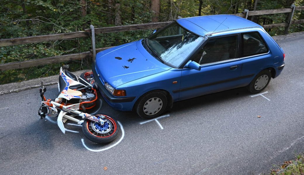  Aus unbekannten Gründen touchierte die Motorradfahrerin den Randstein und stürzte. 
