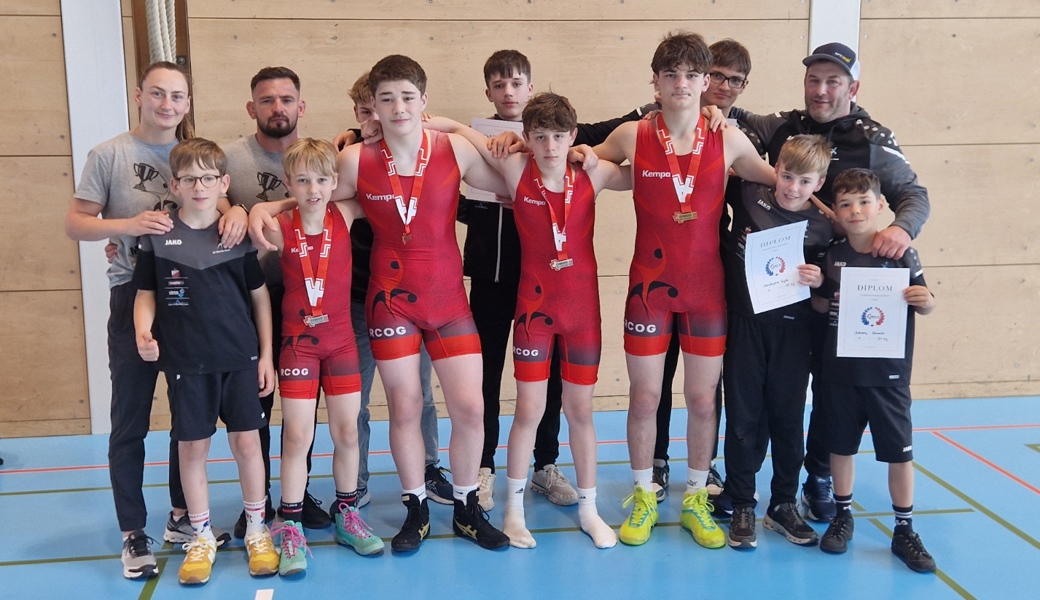 Am Sonntag gingen vier Medaillen an den RCOG, Achilleas Lüchinger (vorne, Dritter von links) und Tinio Ritter (vorne, Dritter von rechts) gewannen in ihren Gewichtsklassen den Meistertitel.