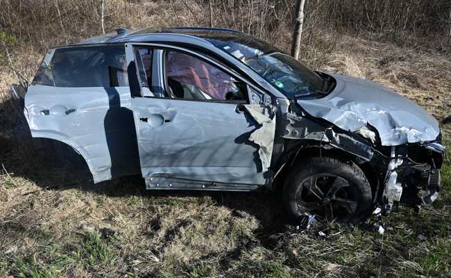 Auto überschlägt sich – zwei Personen verletzt