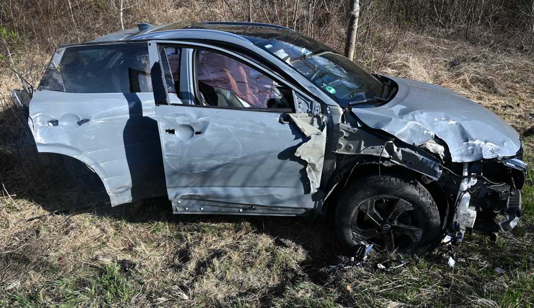 Selbstunfall auf der Autobahn A13: Zwei Personen leicht verletzt, das Auto erlitt Totalschaden.