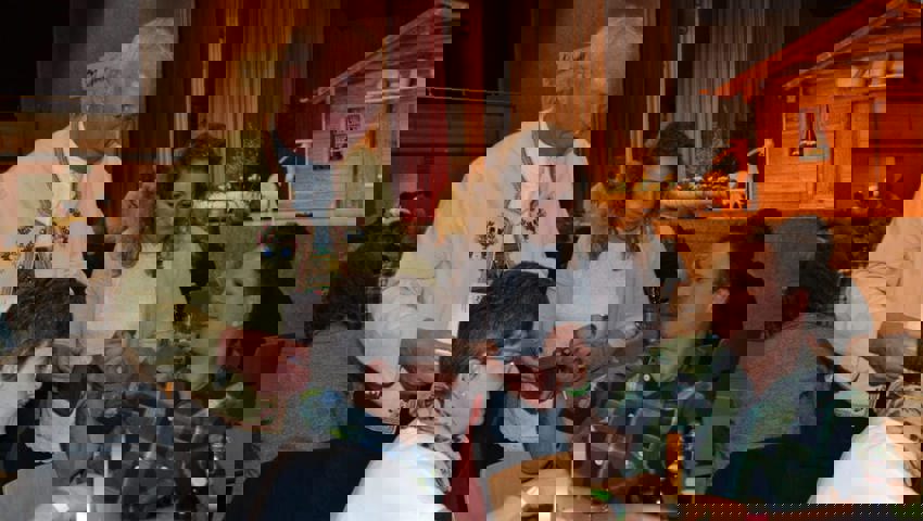  Der Lösliverkauf während der Pause wird vom Publikum rege genutzt. Bild. Adi Lippuner