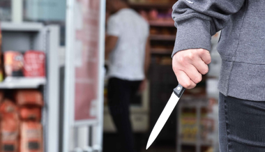 Mann überfällt Kiosk mit einem Messer