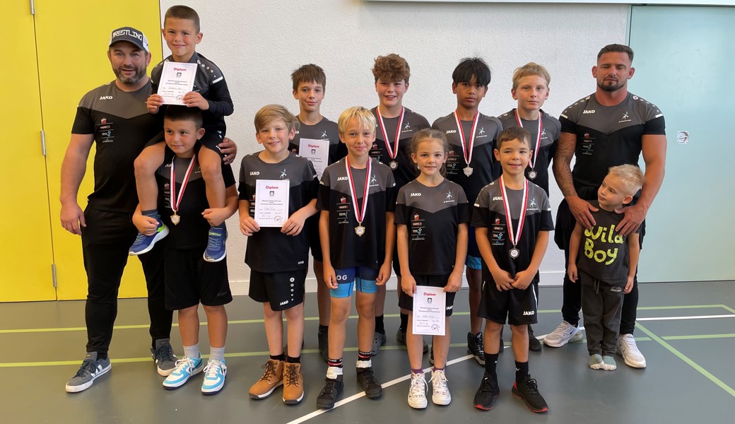 Mit sechs Medaillen und vier Diplomen durften die Nachwuchsringer des RCOG posieren.