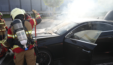 Autobrand auf Parkplatz des Haag-Centers