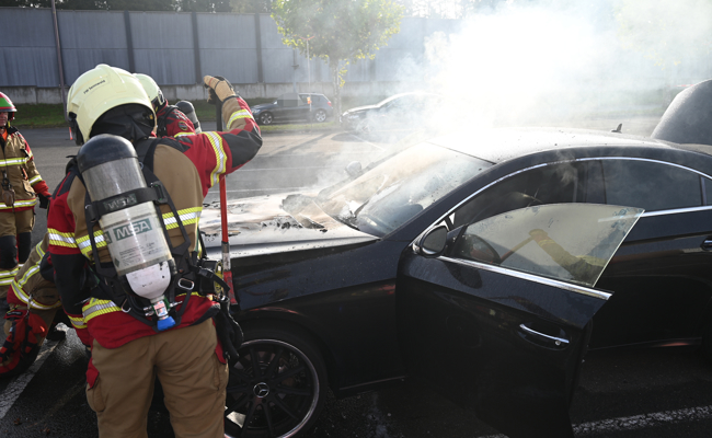 Autobrand auf Parkplatz des Haag-Centers