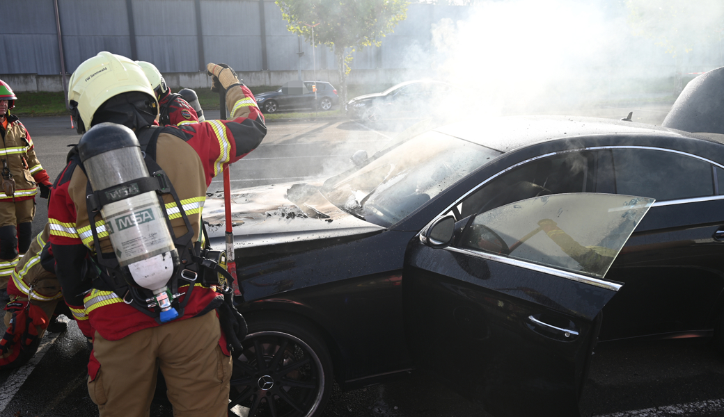 Autobrand auf Parkplatz des Haag-Centers