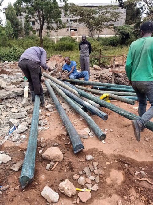 Der Neubau wurde nötig, weil das Schulsystem in Kenia umgestellt wird. Der Neubau wurde nötig, weil das Schulsystem in Kenia umgestellt wird.