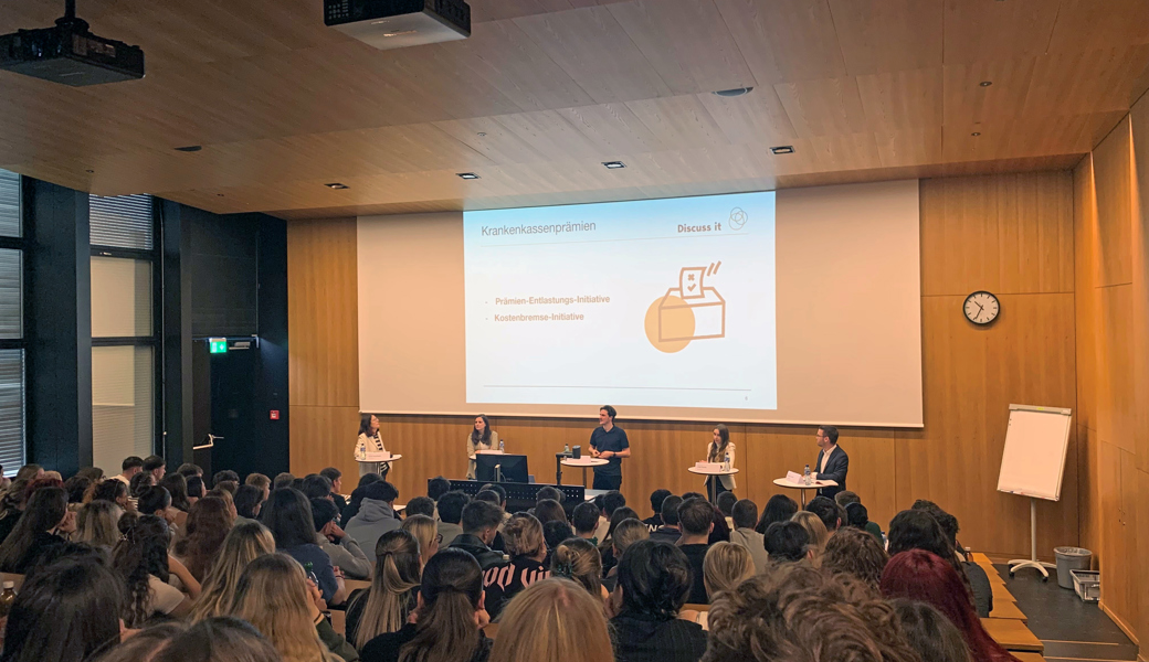 Die Jugendlichen hörten zu und diskutierten mit.