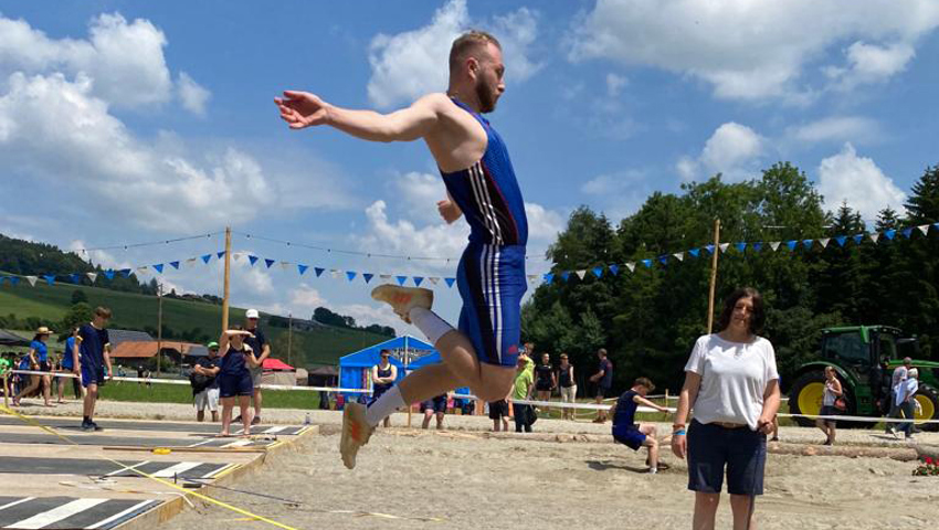 Manuel Scherrer im Weitsprung.
