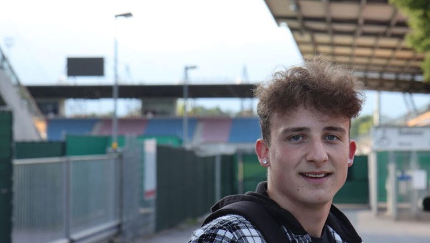  Justin Seifert geniesst es, im Rheinpark Stadion zu spielen. In einem Stadion zu spielen befriedigt ihn als Fussballer mehr, als auf einem gewöhnlichen Fussballplatz zu kicken. 