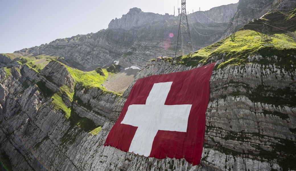 Am 31. Juli 2024 wurde die 80 mal 80 Meter grosse Schweizerfahne zum letzten Mal unterhalb des Säntis ausgerollt. 