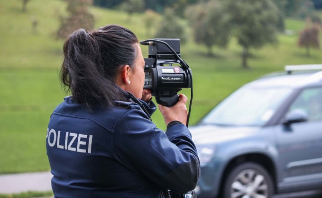 Mit 151 statt 80 km/h unterwegs: Polizei zieht Raser aus dem Verkehr