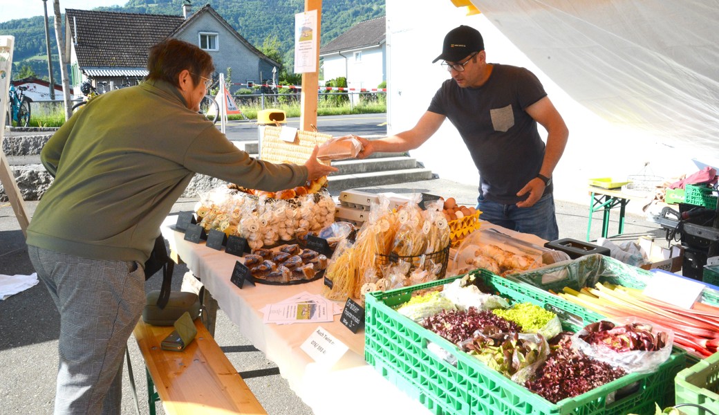 Verkaufsstand mit süssen und anderen Produkten frisch ab Hof. 